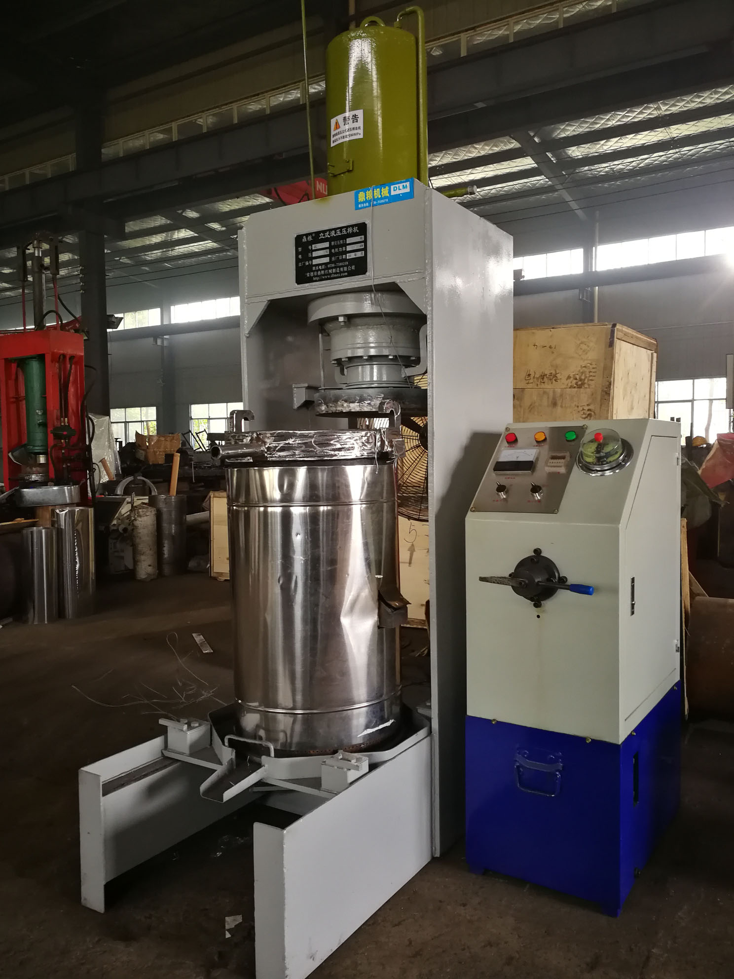 不銹鋼超高壓立式液壓壓榨機(jī)，果汁壓榨機(jī)，果渣壓榨機(jī)，藥材壓榨，油渣處理，白土壓榨